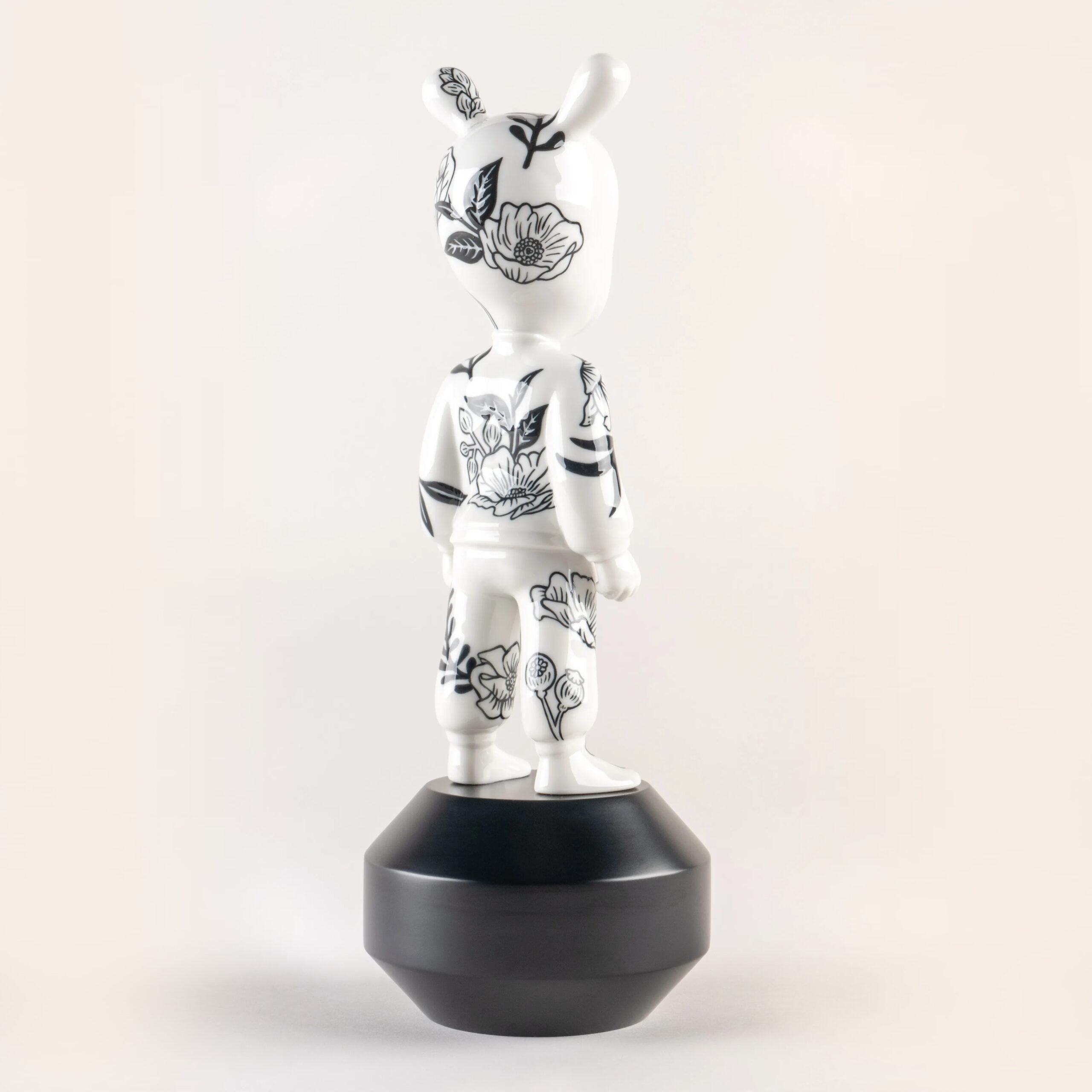 リヤドロ LLADRO The Guest by Henn Kim-小- Henn Kim - The Guest | Lladro | Porcelain Sculpture | Fine Art